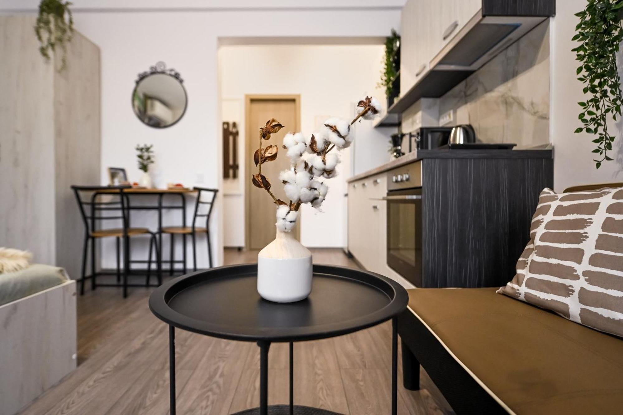 בוקרשט Old Town Charm - Modern & Comfortable Accommodation In The Heart Of The City מראה חיצוני תמונה
